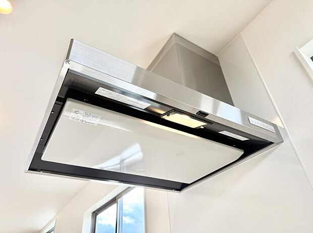 【レンジフード】■調理時の蒸気や匂いが換気扇に誘導され、効率的に排煙ができます。