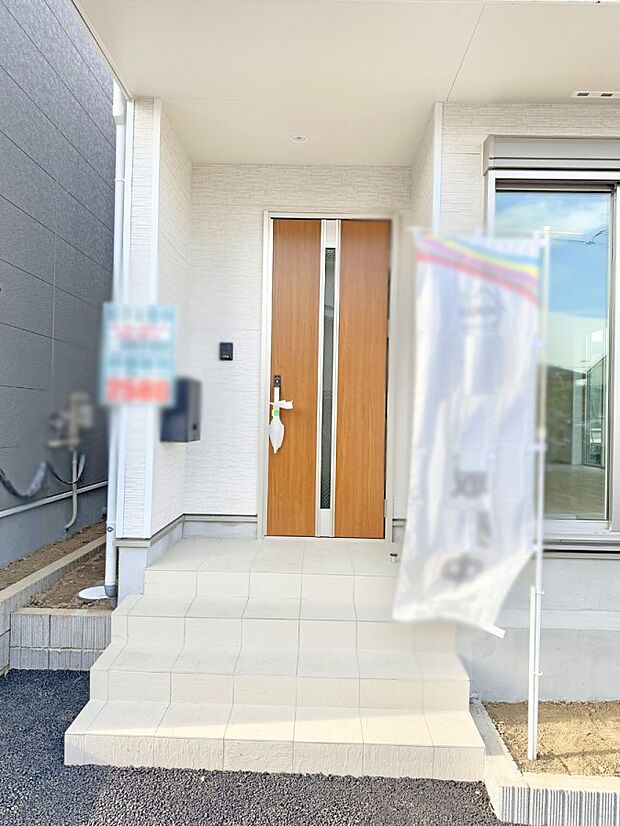 【玄関】■ シンプルで美しく、住まいの第一印象を彩る玄関です