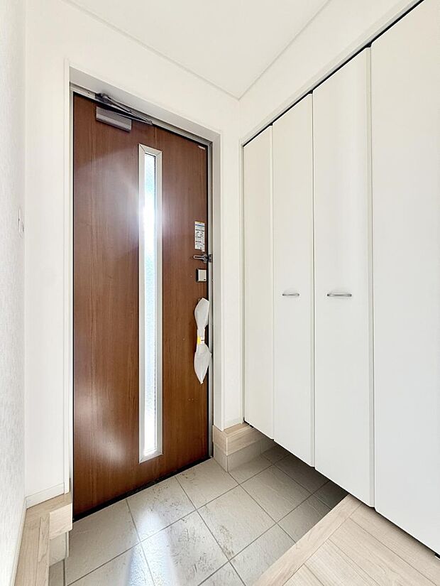 【玄関】■ 家族やゲストをやさしく迎える、心地よい空間