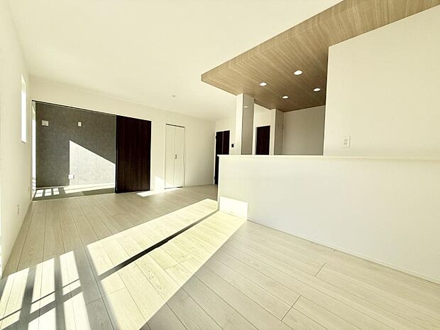 【リビング】■光と風を感じる、リラックスできる空間