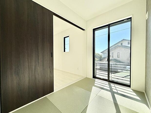 【リビング以外の居室】■落ち着いた色合いのお部屋で穏やかな時間を楽しめます