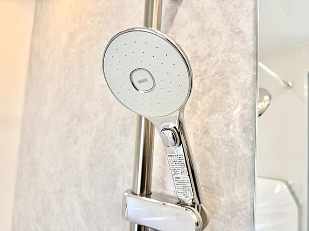 【止水シャワーヘッド】■手元で簡単に止水できるため、水の無駄遣いを減らすことができます。