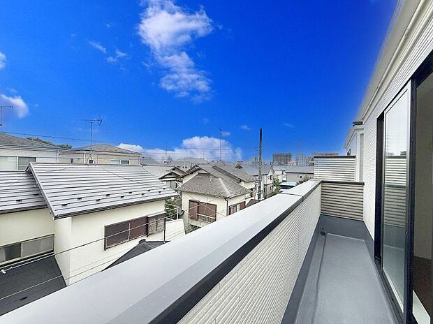 【バルコニー】■ 心地よい風と光を感じる、くつろぎのバルコニー