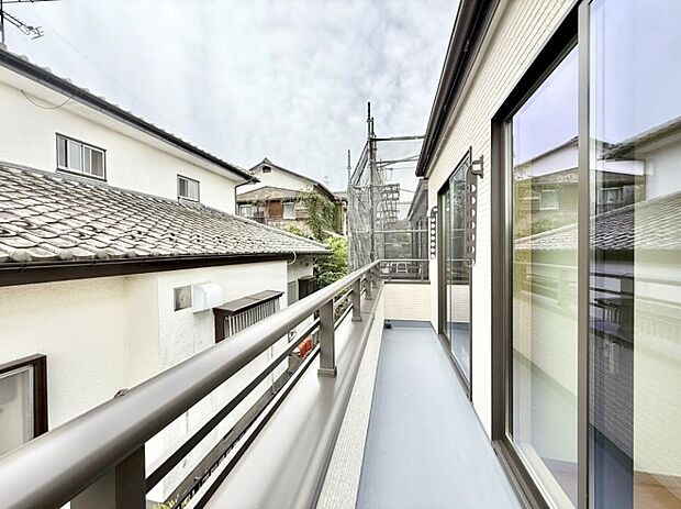 【バルコニー】■ 季節の移ろいを感じられる開放的な空間です