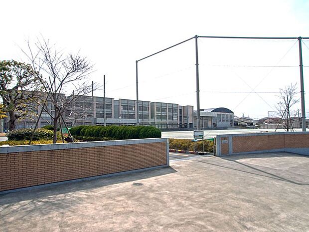 藤沢市立片瀬中学校(約1,300m・徒歩17分)