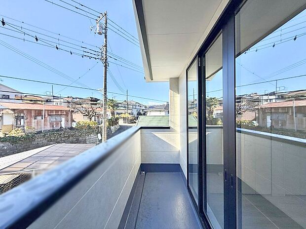 【バルコニー】■ 季節の移ろいを感じられる開放的な空間です