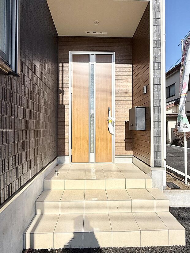 【玄関】■ 心地よい暮らしへとつながる、温かい玄関