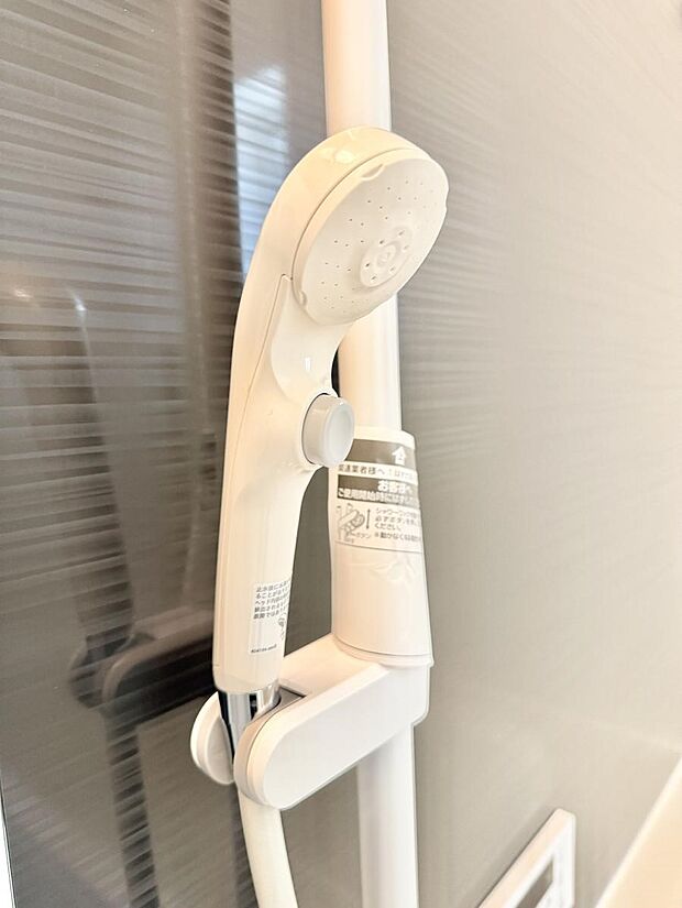 【止水シャワーヘッド】■手元で簡単に止水できるため、水の無駄遣いを減らすことができます。