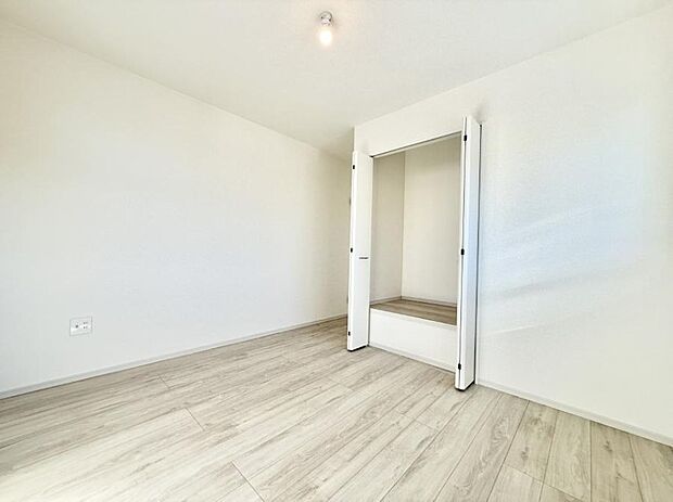 【寝室】■窓の配置や通気性の良い設計で部屋の空気がこもらず、常に新鮮な空気が流れます