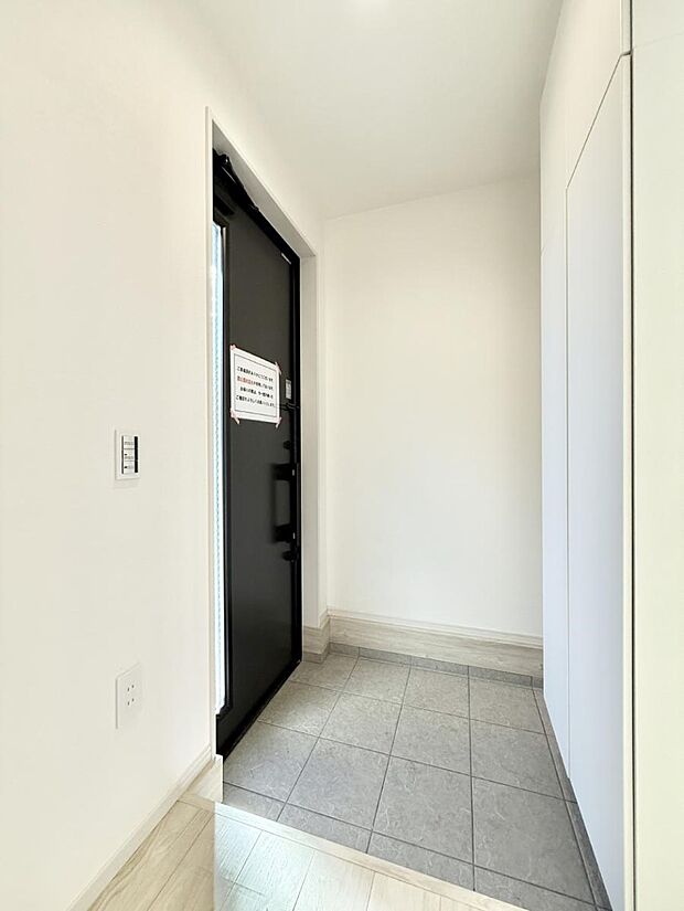 【玄関】■ 家族やゲストをやさしく迎える、心地よい空間