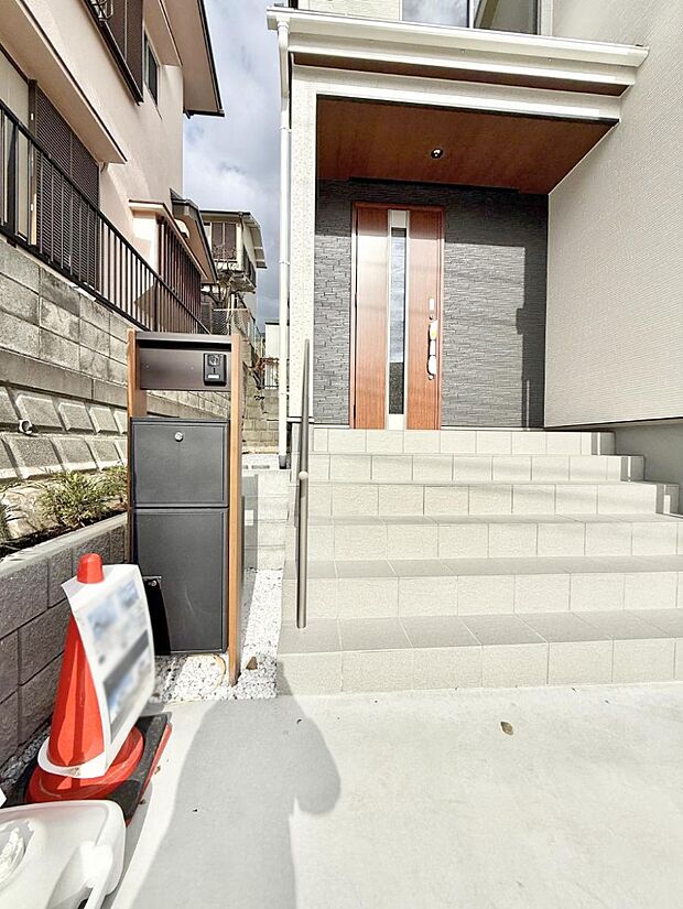 【玄関】■ 家族とゲストをやさしく迎える、心温まる玄関