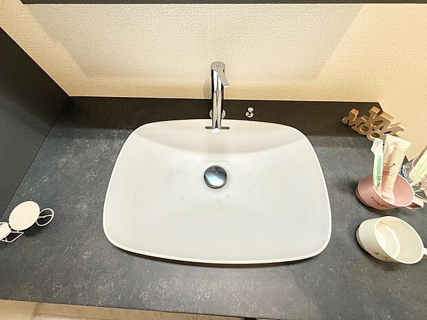 【ハンドシャワー付洗面台】■細かい部分まで洗いやすく便利なハンドシャワー付き