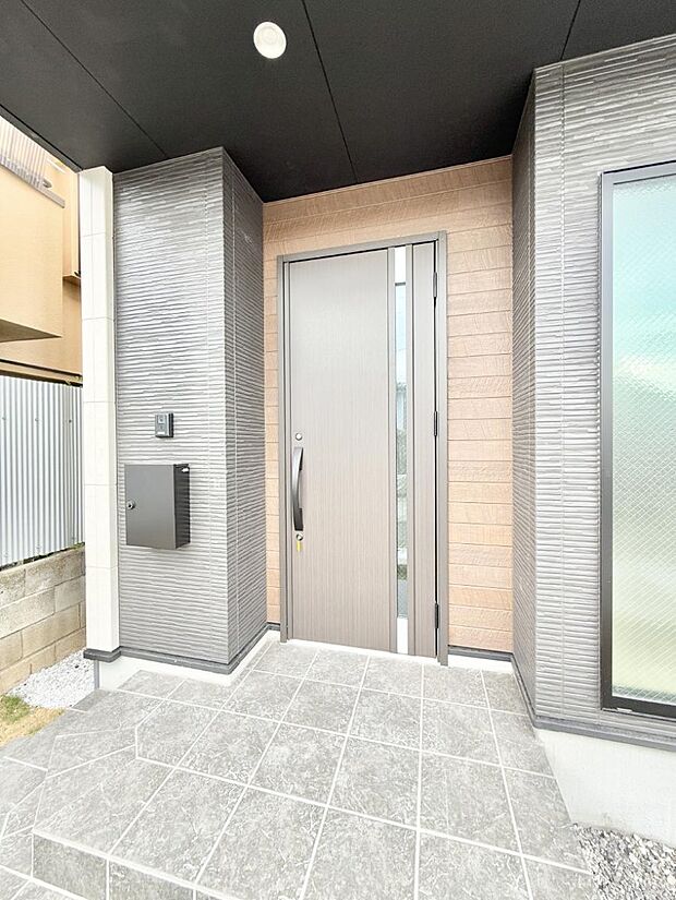 【玄関】■ シンプルで美しく、住まいの第一印象を彩る玄関です