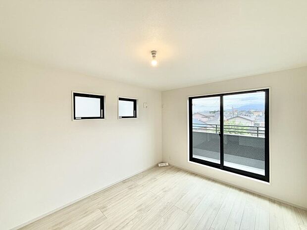 【寝室】■窓の配置や通気性の良い設計で部屋の空気がこもらず、常に新鮮な空気が流れます