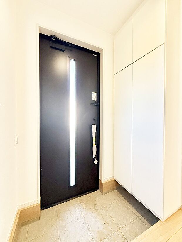 【玄関】■ 家族やゲストをやさしく迎える、心地よい空間