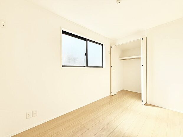 【リビング以外の居室】■落ち着いた色合いのお部屋で穏やかな時間を楽しめます