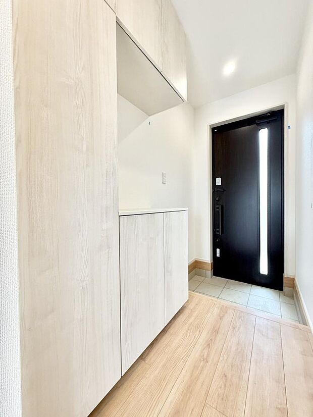 【玄関】■ 毎日を気持ちよく迎える、明るく温もりのある玄関