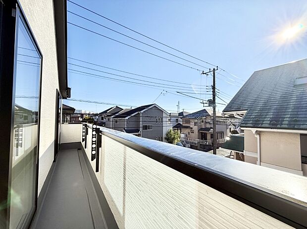 【バルコニー】■ 季節の移ろいを感じられる開放的な空間です