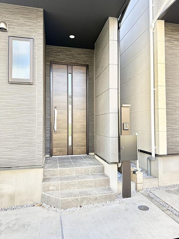 【玄関】■ 心地よい暮らしへとつながる、温かい玄関