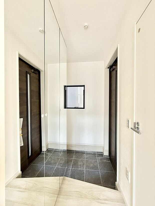 【玄関】■ シンプルで美しく、快適な暮らしの入り口