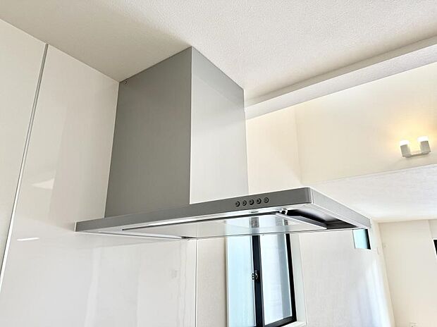【レンジフード】■調理時の蒸気や匂いが換気扇に誘導され、効率的に排煙ができます。