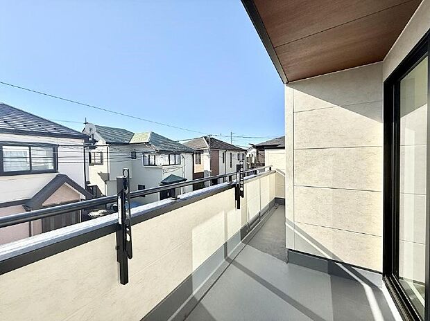 【バルコニー】■ 朝のコーヒーや夜の星空を楽しむ、癒しの場所