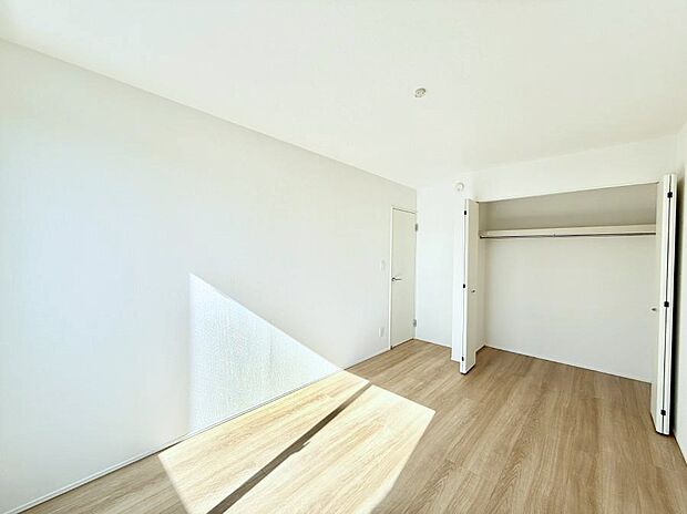 【寝室】■窓の配置や通気性の良い設計で部屋の空気がこもらず、常に新鮮な空気が流れます