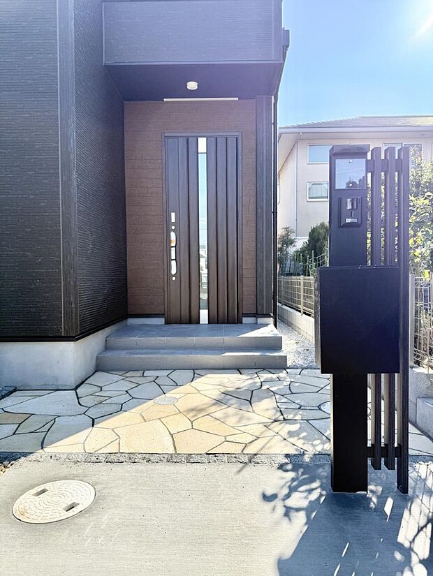 【玄関】■ 帰るたびにホッとする、安心感のある佇まい