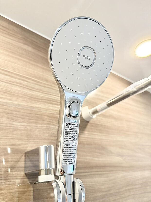 【止水シャワーヘッド】■手元で簡単に止水できるため、水の無駄遣いを減らすことができます。