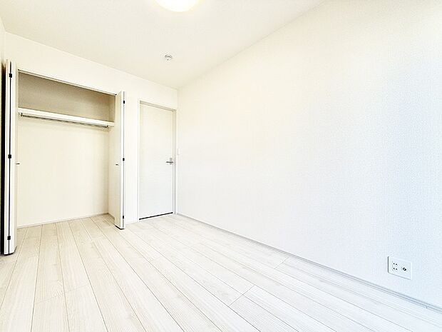 【寝室】■窓の配置や通気性の良い設計で部屋の空気がこもらず、常に新鮮な空気が流れます