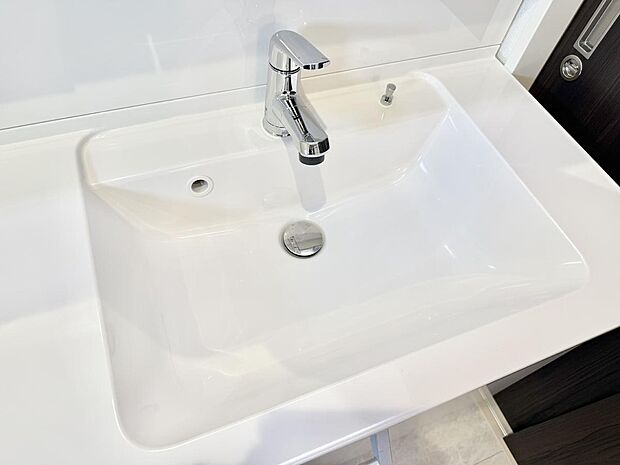 【止水シャワーヘッド】■手元で簡単に止水できるため、水の無駄遣いを減らすことができます。