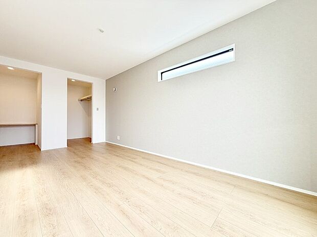 【寝室】■窓の配置や通気性の良い設計で部屋の空気がこもらず、常に新鮮な空気が流れます