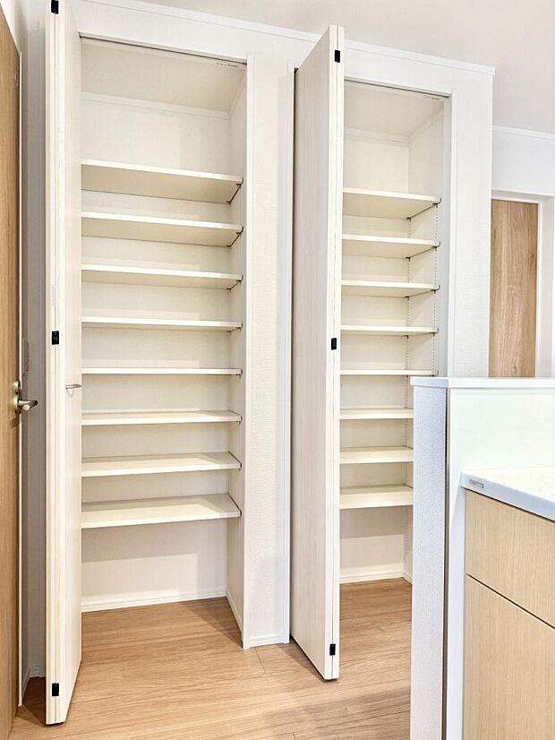 【その他内観】■物が増えがちなキッチン周りに便利な大容量のスライド収納