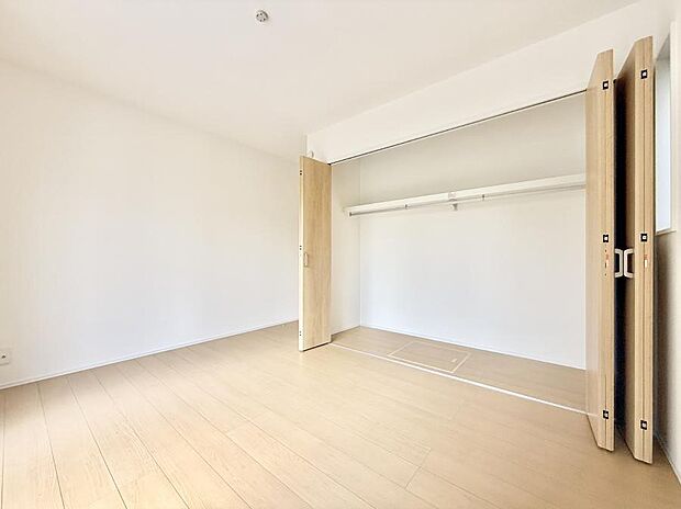 【寝室】■窓の配置や通気性の良い設計で部屋の空気がこもらず、常に新鮮な空気が流れます