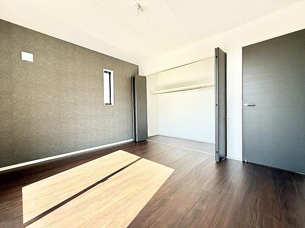 【リビング以外の居室】■落ち着いた色合いのお部屋で穏やかな時間を楽しめます