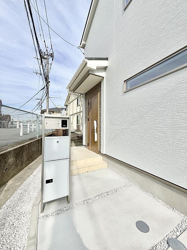 【玄関】■ 帰るたびにホッとする、安心感のある佇まい