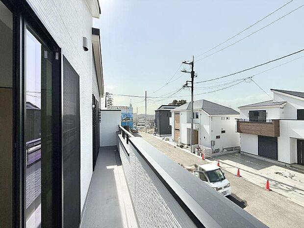 【バルコニー】■ 朝のコーヒーや夜の星空を楽しむ、癒しの場所