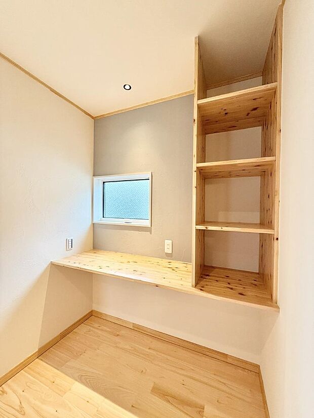 【その他内観】■勉強・テレワークなど様々な用途で使えるカウンター付き