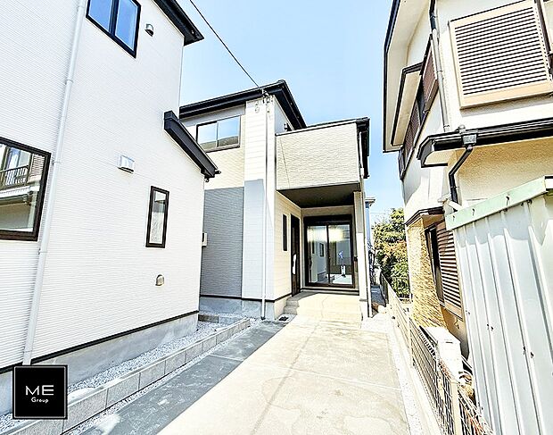 【現地外観写真】■暮らしを彩る充実した設備仕様が備わった住まい