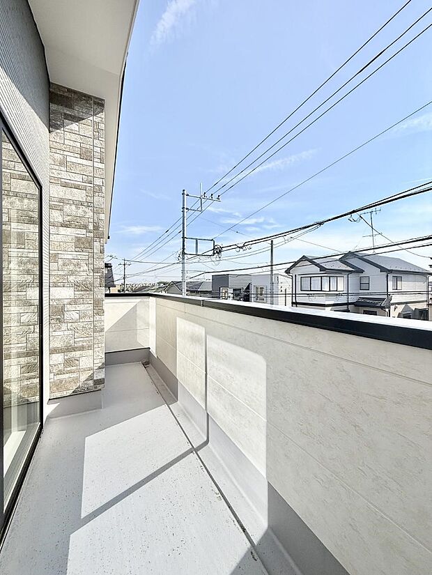 【バルコニー】■ 季節の移ろいを感じられる開放的な空間です