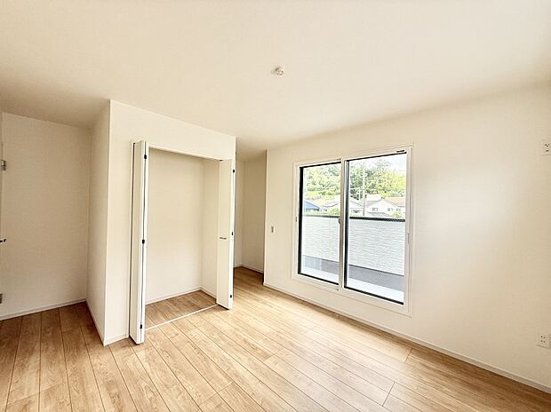 【リビング以外の居室】1号棟  ■清潔感あふれるお部屋で毎日を快適に過ごせます