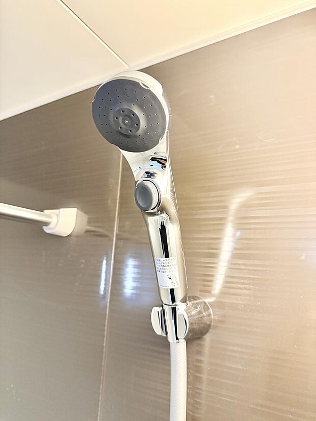 【止水シャワーヘッド】■手元で簡単に止水できるため、水の無駄遣いを減らすことができます。