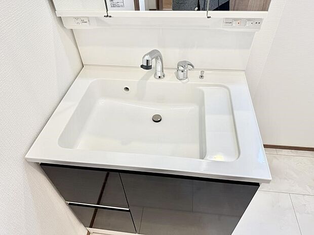 【ハンドシャワー付洗面台】■手洗いや顔を洗う時も快適に使える便利なシャワー