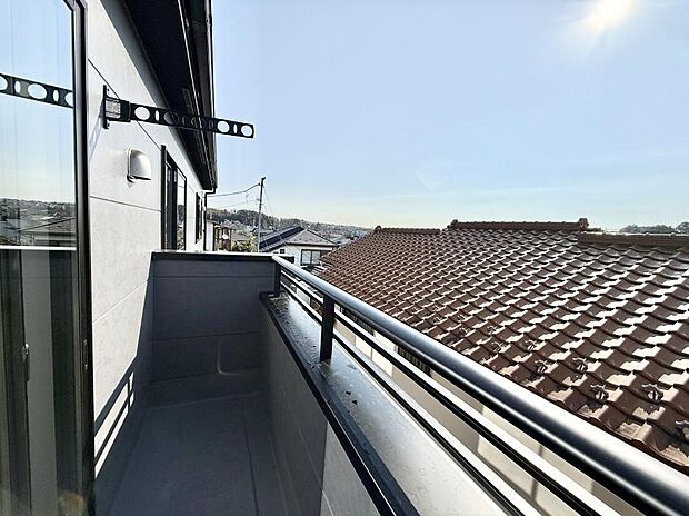 【バルコニー】■ 季節の移ろいを感じられる開放的な空間です