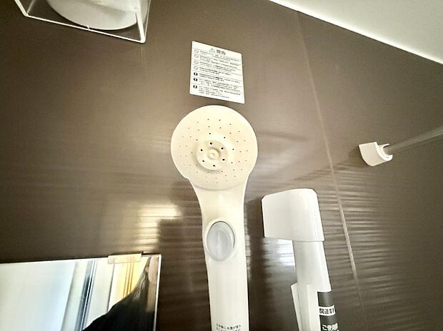 【止水シャワーヘッド】■手元で簡単に止水できるため、水の無駄遣いを減らすことができます。