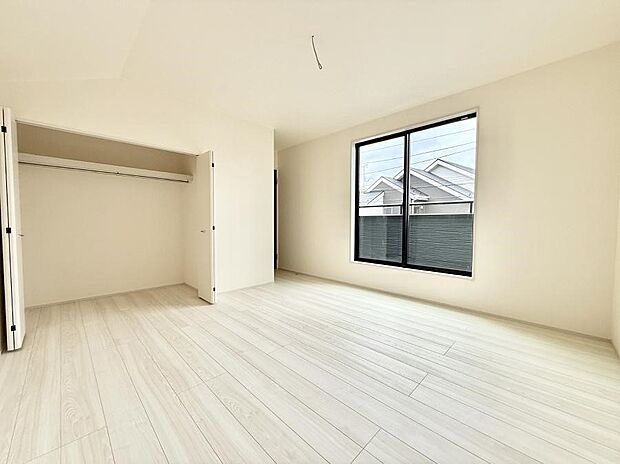 【リビング以外の居室】■落ち着いた色合いのお部屋で穏やかな時間を楽しめます