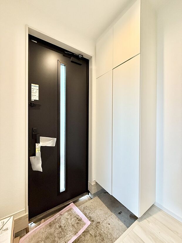 【玄関】2号棟  ■ シンプルで美しく、快適な暮らしの入り口