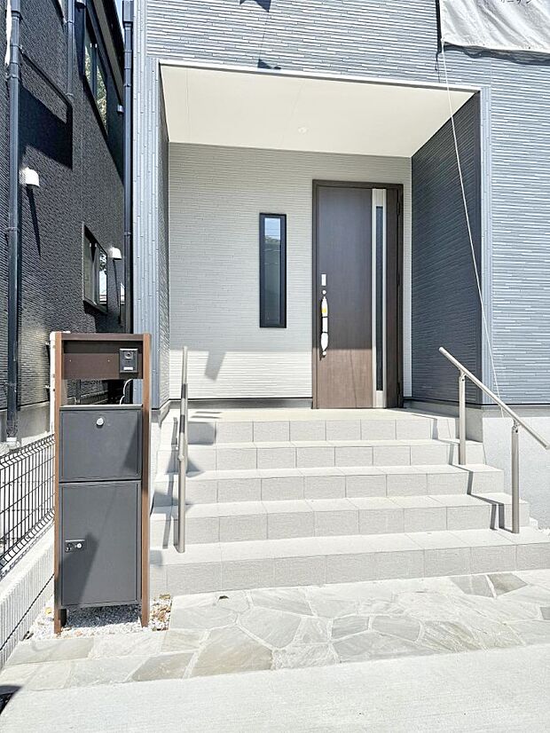 【玄関】■ 心地よい暮らしへとつながる、温かい玄関