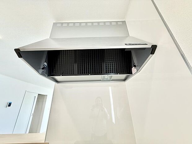 【レンジフード】■フードに覆われている為、匂いが換気扇に誘導され、効率的に排煙ができます