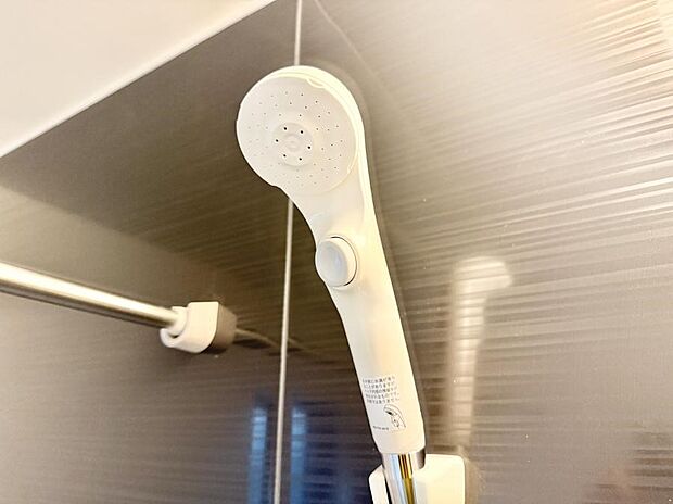 【止水シャワーヘッド】■手元で簡単に止水できるため、水の無駄遣いを減らすことができます。